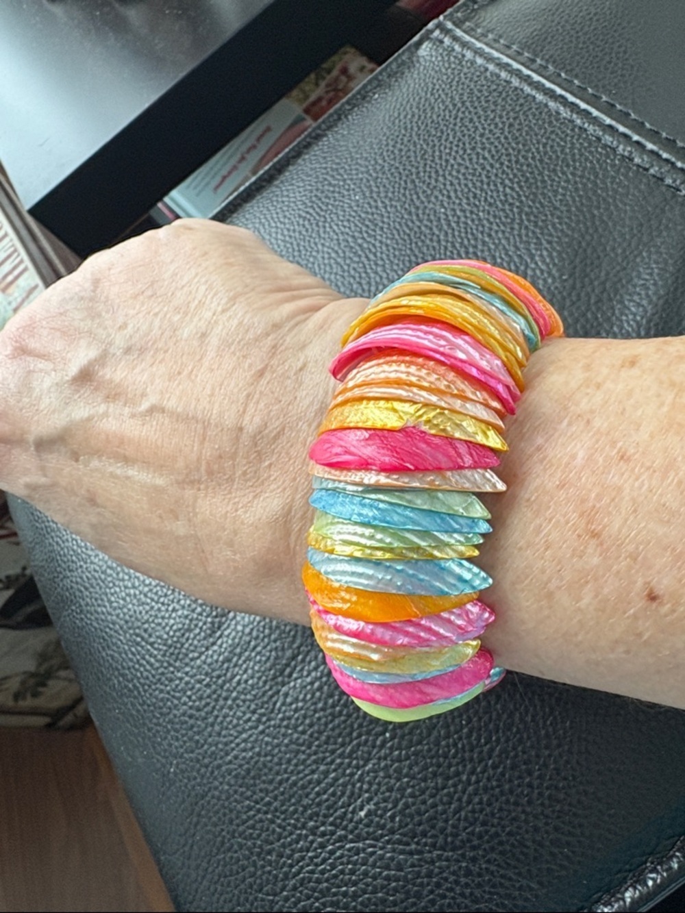 Handmade Multi-Color Conch Shell Stretch Bracelet - Vibrant Beach Style - Picture 5 of 7